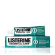 Un tube de dentifrice Gel Original Listerine Essential Care est placé sur le dessus de sa boîte assortie. L'emballage est vert et blanc, soulignant ses principaux avantages : tuer les germes responsables de la mauvaise haleine, aider à prévenir les caries et éliminer les taches.