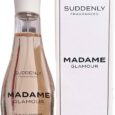 Un flacon en verre transparent du parfum "Suddenly Fragrances Madame Glamour" est présenté à côté de son emballage en boîte blanche. Le flacon a un design courbé avec un bouchon blanc, contenant 75 ml de parfum. La boîte présente la même marque, le même nom de produit et les mêmes détails en texte noir.