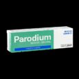 Image d'une boîte de dentifrice étiquetée "Parodium Soin Gel Gingival" à l'extrait de rhubarbe pour gencives sensibles. L'emballage est principalement vert et blanc avec du texte bleu et un logo pour "Pierre Fabre Oral Care" dans le coin inférieur droit.