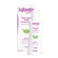 Un flacon blanc de Soin Lavant Doux Saforelle pour l'hygiène intime et corporelle est positionné devant son packaging carton. Le flacon et la boîte affichent le nom de la marque en violet et comportent des marqueurs verts soulignant la présence d'extrait de bardane.