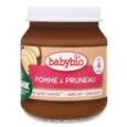 Un pot de nourriture biologique pour bébé Babybio avec une étiquette indiquant "Pomme & Pruneau" indiquant la saveur de pomme et de pruneau. L'emballage présente une image de tranches de pomme et d'un pruneau. L'étiquette mentionne également qu'il convient aux enfants de 4 mois et plus, sans sucres ajoutés et sans gluten.