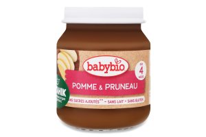 Un pot de nourriture biologique pour bébé Babybio avec une étiquette indiquant "Pomme & Pruneau" indiquant la saveur de pomme et de pruneau. L'emballage présente une image de tranches de pomme et d'un pruneau. L'étiquette mentionne également qu'il convient aux enfants de 4 mois et plus, sans sucres ajoutés et sans gluten.