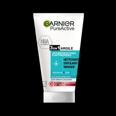 Un tube de soin Garnier Pure Active 3 en 1 Anti-Imperfections & Anti-Marques à base d'argile sur fond noir. L'emballage met en valeur la niacinamide et son utilisation comme nettoyant, gommage et masque.