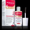 Une bouteille d’huile de massage nourrissante pour ongles Mavaderma dont le bouchon est retiré se trouve à côté de son emballage. L'emballage affiche le nom du produit, sa description en anglais, italien et français, ainsi qu'une illustration d'une main appliquant de l'huile sur les ongles. La bouteille contient 10 ml (0,3 fl. oz) d'huile.