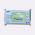 Un paquet de lingettes nettoyantes Mustela est photographié, mettant en valeur son emballage bleu et blanc. Le texte sur l'emballage souligne que le produit contient 97 % d'ingrédients naturels et convient aux bébés. Le paquet est scellé et contient 60 lingettes.