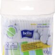 Un paquet de cotons-tiges Bella Cotton de 100 pièces est présenté. L'emballage comprend « Nature Friendly Paper Stick » et « 100 % coton ». Il y a des images de fleurs de coton et des symboles indiquant que le produit est fabriqué à partir de papier certifié FSC.