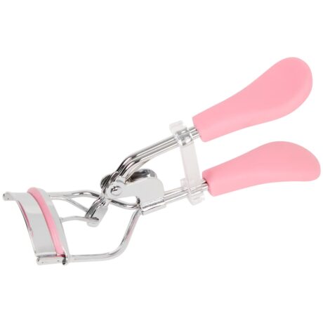 Un recourbe-cils métallique avec des poignées en caoutchouc rose et un coussinet en silicone rose sur la pince à recourber. La conception comprend un mécanisme à ressort et un bouchon de sécurité en plastique transparent. L'aspect général est élégant et moderne avec une touche de couleur.