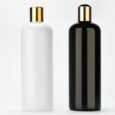 Deux bouteilles élégantes se tiennent côte à côte sur un fond blanc. La bouteille de gauche est blanche, tandis que la bouteille de droite est noire. Les deux ont des capuchons dorés brillants. Le design est minimaliste et élégant.