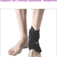 Image représentant une personne portant une chevillère noire réglable en néoprène. Le support de cheville couvre le bas du mollet et s'étend jusqu'au pied, fixé avec des sangles Velcro. Le texte au-dessus de l'image indique « Code - OC 2374 » et « Support De Cheville Ajustable Néoprène.