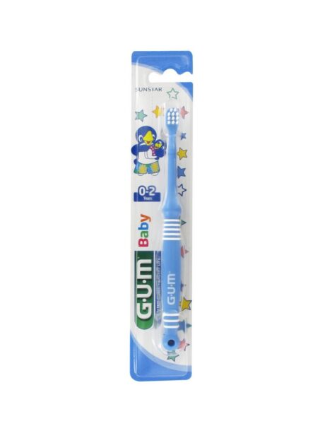 Une brosse à dents pour bébé emballée étiquetée « GUM Baby » adaptée aux enfants de 0 à 2 ans. La brosse à dents est bleue avec des rayures blanches et porte une mascotte de pingouin bleu et blanc sur l'emballage. L’arrière-plan présente des étoiles colorées.