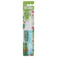 Une brosse à dents KIDS 2+ GUM emballée pour les enfants âgés de 2 ans et plus. La brosse à dents a un manche bleu avec une tête à poils souples. L'emballage présente des illustrations colorées et ludiques d'animaux sur un fond vert. Le nom de la marque « GUM » est affiché bien en évidence.