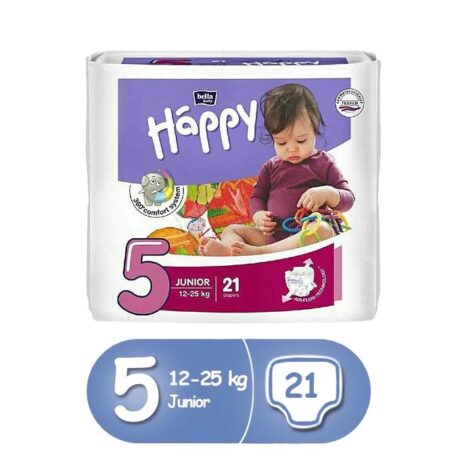 Un paquet de couches Bella Baby Happy représentant un enfant jouant avec des jouets. L'emballage est majoritairement blanc et violet, étiqueté « Junior 5 » pour les enfants pesant entre 12 et 25 kg. Il contient 21 couches et met en évidence des caractéristiques telles qu'une couche extérieure respirante.