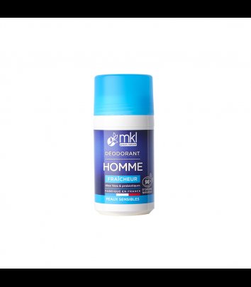 Un stick déodorant cylindrique avec une étiquette bleue et blanche. L'étiquette indique "mkl green nature, Déodorant Homme, Fraîcheur" et indique qu'il est destiné aux peaux sensibles à l'aloe vera et offre une protection de 24 heures. Le produit est fabriqué en France.