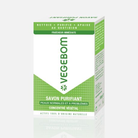 Une boîte de savon VEGETBOM au packaging vert et blanc, labellisée "Savon Purifiant" pour les peaux normales et à problèmes. Il se démarque par son caractère végétal, 100% naturel et apporte une fraîcheur immédiate. Le texte comprend des instructions en français et des détails sur le produit.