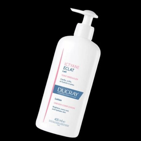 Un flacon distributeur à pompe blanc de lotion Ducray Ictyane Éclat sur fond noir. Le flacon contient 400 ml de lotion pour teint irrégulier, promettant d'éclaircir, d'uniformiser et d'hydrater la peau. Le texte est majoritairement en français.