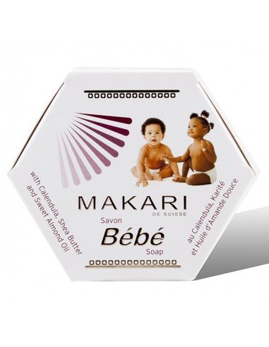 Boîte hexagonale de Savon Makari Bébé. L'emballage présente une image de deux bébés, un dessin de lignes roses et marron et un texte indiquant que le produit est enrichi de calendula, de beurre de karité et d'huile d'amande douce. .
