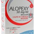 Boîte d'Alopexie 5% Minoxidil 50 mg/ml solution pour application topique. L'emballage est blanc, avec des accents rouges et gris. Il est conçu pour le traitement de la chute de cheveux modérée, comprend 3 flacons de 60 ml chacun et est livré avec des applicateurs.