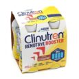 Un pack de quatre flacons de 300 ml de Clinutren Renutryl Booster de Nestlé Health Science, au goût caramel. Chaque flacon apporte 600 kcal, contient 30 g de protéines, est sans lactose et est conçu pour accompagner les seniors. L'emballage est jaune, blanc et orange.