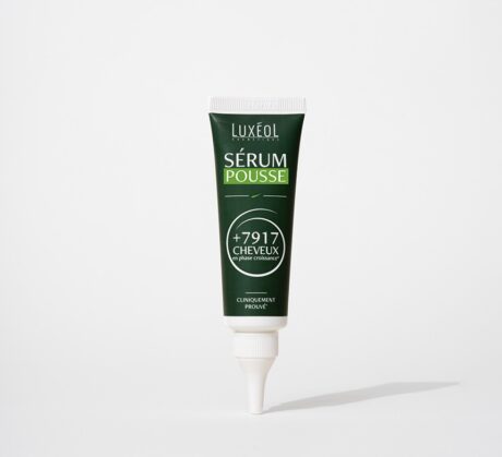 Un petit tube vert foncé de Luxéol Sérum Pousse avec un capuchon blanc, posé sur un fond blanc. L'étiquette indique « +7917 Cheveux - Clinique Proven », indiquant qu'il est conçu pour la croissance des cheveux.