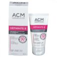 Une boîte et un tube de DEPIWHITE S Soin Photo-protecteur Anti-Taches 40 ml sont présentés. L'emballage est blanc avec du texte rose et noir. Le produit offre une protection SPF 50+ et est destiné au visage, au décolleté et aux mains. Fabriqué en France.