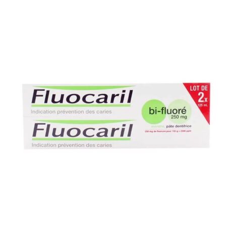 Image de deux boîtes de dentifrice Fluocaril bi-fluoré, de 125 ml chacune, dans un emballage combiné étiqueté « Lot de 2 ». L'emballage met en avant la prévention des caries du dentifrice ("Indication prévention des caries") et mentionne qu'il contient 250 mg de fluor pour 100 g.