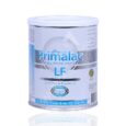 Une boîte de préparation pour nourrissons Primalac LF sans lactose est illustrée. Le produit est conçu pour les nourrissons de 0 à 12 mois et étiqueté comme étant adapté à des fins médicales spéciales. La cartouche est principalement blanche et comporte du texte bleu et gris contenant des informations nutritionnelles.