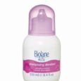 Un flacon blanc de BIOLANE kids Shampoing Démêlant Enfant 250 ml avec un bouchon violet. L'étiquette porte le nom de la marque « Biolane » et indique « shampoing démêlant » et « shampoing démêlant » en texte rose. La capacité est indiquée comme 250 ml (8,4 fl. oz).