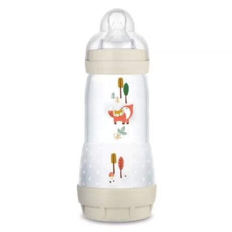 Un MAM Biberon Easy Start Anti colique 320 ml - Débit 3 - 4 Mois Et Plus avec un design en plastique transparent et une base et un couvercle de couleur beige. La bouteille présente de charmantes illustrations d'un renard et d'éléments forestiers comme des arbres et des feuilles, lui donnant une apparence mignonne sur le thème de la forêt.