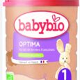 un récipient cylindrique de préparation pour nourrissons babybio optima est présenté. l’étiquette indique qu’il est fabriqué avec du lait fermier français et qu’il ne contient pas d’huile de palme. une illustration de lapin est visible sur le devant. la formule convient aux bébés âgés de 0 à 6 mois.