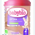 l'image montre un contenant de préparation pour nourrissons babybio optima pour les enfants de 6 à 12 mois. il comporte un couvercle rose, une illustration de lapin et un drapeau français indiquant qu'il est fabriqué en france. le label met en avant ses ingrédients biologiques et l'absence d'huile de palme.
