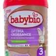 un contenant de lait maternisé babybio optima croissance avec un couvercle rouge, labellisé "sans huile de palme" et fabriqué avec du lait fermier français. c'est pour les bébés de 10 mois à 3 ans. l'emballage présente une illustration d'un lapin en peluche.