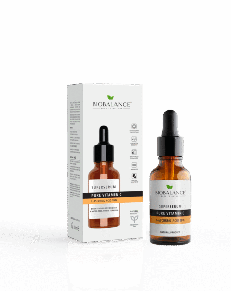 un flacon compte gouttes en verre marron étiqueté « biobalance superserum pure vitamin c l ascorbic acid 10 % » se trouve à côté de sa boîte d'emballage. la boîte comporte les mêmes étiquettes et des détails supplémentaires sur le produit, notamment des icônes de produits naturels et d'autres certifications.