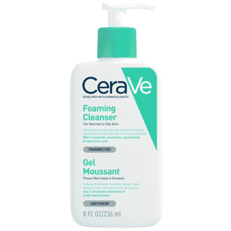 une bouteille de 8 fl oz (236 ml) de nettoyant moussant cerave avec une pompe blanche. l'étiquette indique qu'il est destiné aux peaux normales à grasses, qu'il est sans parfum et qu'il contient des céramides essentiels, de la niacinamide et de l'acide hyaluronique. le texte est en anglais et en français.