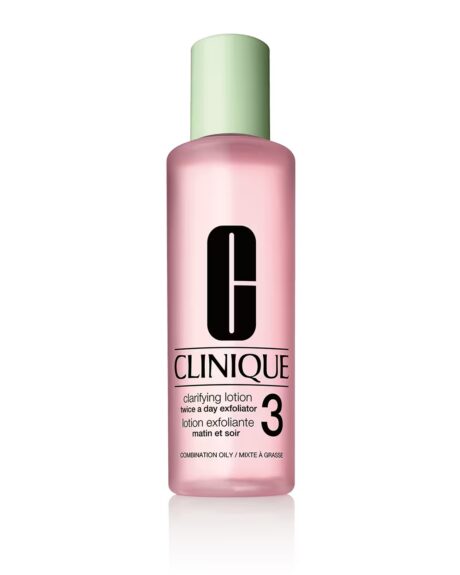 un flacon de lotion clarifiante clinique numéro 3. le flacon est rose transparent avec un grand logo « c » noir et le nom de la marque clinique en texte noir. il a un capuchon vert et un texte indiquant qu'il s'agit d'un « exfoliant deux fois par jour » pour les peaux « mixtes grasses ».