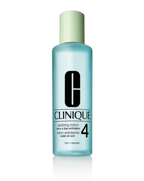 un flacon de lotion clarifiante clinique, étiqueté « 4 » pour peau grasse, avec un capuchon vert clair et un corps bleu clair affichant le logo clinique noir et le texte indiquant qu'il s'agit d'un exfoliant deux fois par jour à utiliser matin et soir.