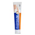 un tube de dentifrice elgydium posé debout sur un fond blanc. l'emballage présente des couleurs bleues, blanches et orange avec un texte indiquant qu'il offre une protection contre les caries et contient du fluorure. le bouchon est situé au bas du tube.