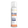 une canette de déodorant etiaxil douceur 48h est exposée sur un fond blanc. la bombe aérosol présente une palette de couleurs blanche et orange avec un texte indiquant son adéquation aux peaux sensibles, ses propriétés anti odeurs, anti traces et son caractère sans alcool.