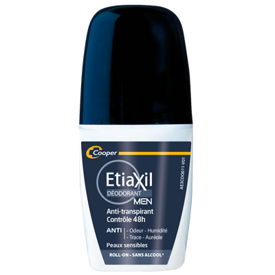 un déodorant roll on etiaxil pour homme de cooper. l'emballage est bleu foncé et blanc, avec un texte indiquant un contrôle anti transpirant pendant 48 heures, adapté aux peaux sensibles et sans alcool.