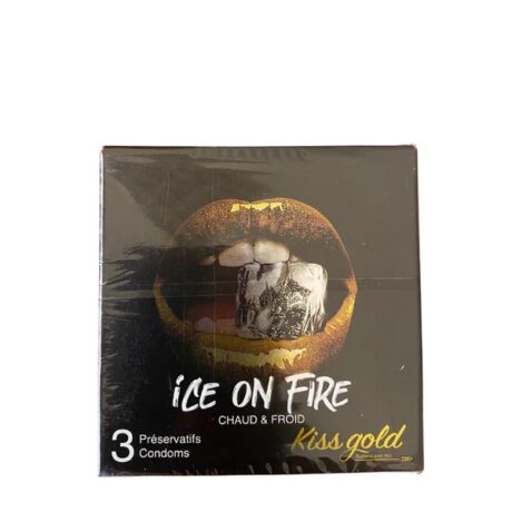 une petite boîte de préservatifs de la marque kiss gold avec un graphisme de lèvres tenant un glaçon. la boîte est noire avec les inscriptions « ice on fire », « chaud & froid » et « préservatifs préservatifs ». la boîte contient 3 préservatifs.