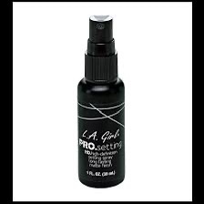 une bouteille noire de spray fixateur l.a. girl pro. l'étiquette indique « spray fixateur haute définition » et contient 1 fl. once. (30 ml) de produit. le flacon pulvérisateur est doté d'un distributeur à pompe en haut.