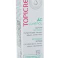 une boîte blanche intitulée « topicrem ac control intensive serum » avec un texte décrivant ses bienfaits tels que la correction des boutons, des marques, du sébum et des points noirs. il contient de l'acide succinique et du zinc et convient aux peaux mixtes à grasses à tendance acnéique. le flacon fait 34 ml. fabriqué en france.