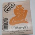 un paquet rectangulaire de préservatifs de marque visa nature présentant une silhouette orange représentant un couple intime entrelacé. le texte indique qu'il contient trois préservatifs lubrifiés avec réservoirs, testés électroniquement. le texte de l'emballage est en français.