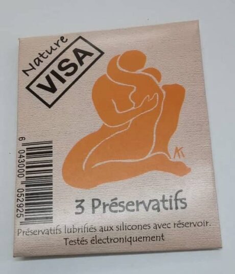 un paquet rectangulaire de préservatifs de marque visa nature présentant une silhouette orange représentant un couple intime entrelacé. le texte indique qu'il contient trois préservatifs lubrifiés avec réservoirs, testés électroniquement. le texte de l'emballage est en français.