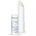 un tube de stick hydratant bioderma atoderm lèvres est présenté. le produit présente un étui cylindrique blanc avec le stick étendu, révélant le baume à lèvres. l'étiquette du tube comprend un texte en plusieurs langues le décrivant comme un hydratant pour les lèvres abîmées et déshydratées.