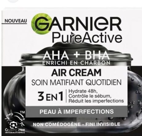 image d'un emballage de crème air pure active de garnier. le texte sur l'emballage indique qu'il s'agit d'un soin quotidien matifiant 3 en 1 avec aha + bha enrichi en charbon, offrant une hydratation de 48 heures, un contrôle du sébum et une réduction des imperfections. convient aux peaux à imperfections.