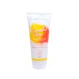 un tube blanc de shampoing sunshine clean "les secrets de loly". l'étiquette présente des couleurs jaune, orange et blanche avec du texte en français. il indique que le shampooing est hydratant et antipelliculaire pour les cuirs chevelus sensibles, et que le tube contient 200 ml.