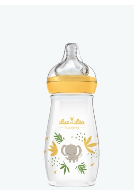 biberon transparent avec bouchon et tétine jaunes, décoré d'une illustration d'éléphant gris et de feuilles vertes et jaunes. le nom de la marque "luc et léa ergosense" est inscrit dessus.