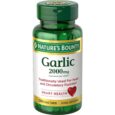 un flacon vert étiqueté « nature's bounty garlic 2000mg » contenant 120 comprimés enrobés. l'étiquette souligne que le complément est traditionnellement utilisé pour la fonction cardiaque et circulatoire, avec une image d'un cœur rouge et un texte mettant l'accent sur la santé cardiaque.