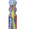 une brosse à dents pour enfants dans son emballage, conçue pour les enfants de 3 à 6 ans. la brosse à dents est dotée d'un manche vert et jaune avec un dessin de dinosaure de dessin animé. l'emballage présente des illustrations sur le thème marin, comprend le nom de la marque « trisa » et indique qu'elle est fabriquée en suisse.