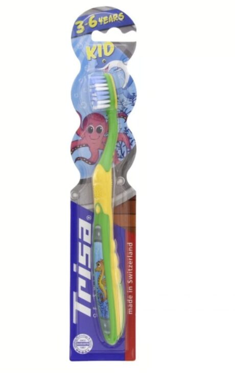 une brosse à dents pour enfants dans son emballage, conçue pour les enfants de 3 à 6 ans. la brosse à dents est dotée d'un manche vert et jaune avec un dessin de dinosaure de dessin animé. l'emballage présente des illustrations sur le thème marin, comprend le nom de la marque « trisa » et indique qu'elle est fabriquée en suisse.